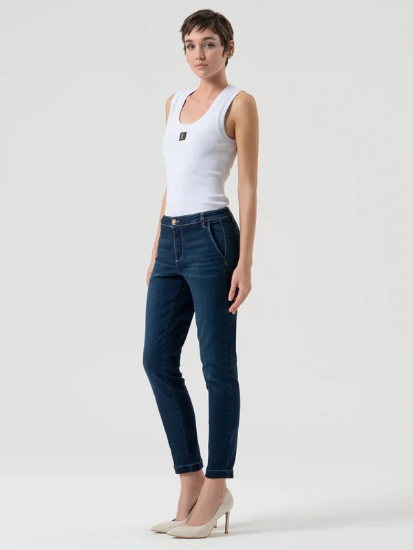 Vaqueros chinos slim fit confeccionados en denim con lavado medio