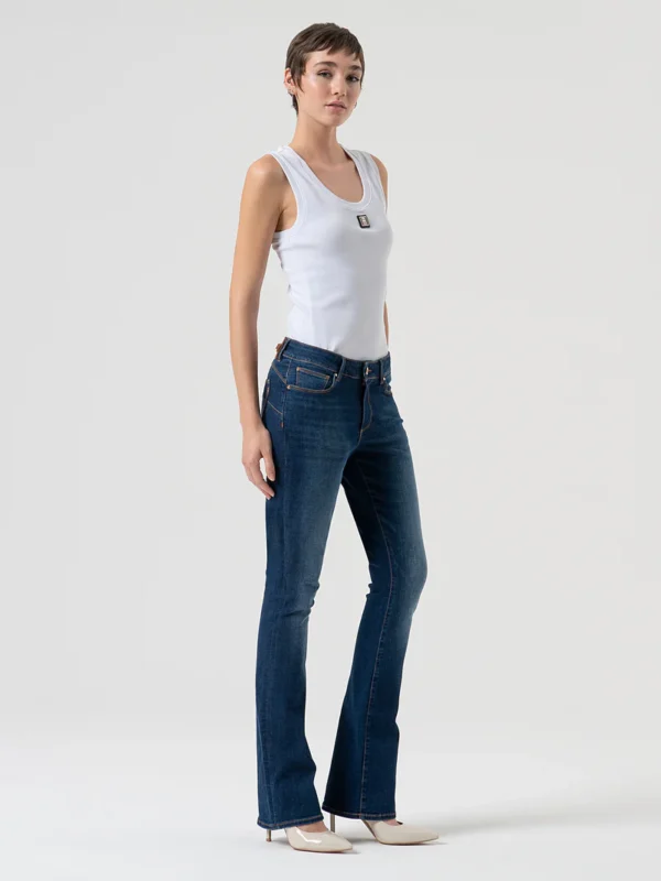 Vaqueros bootcut con efecto push-up confeccionados en denim con lavado medio