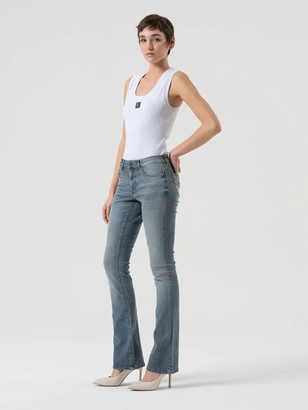 Vaqueros bootcut con efecto push-up confeccionados en denim gris azulado con lavado medio
