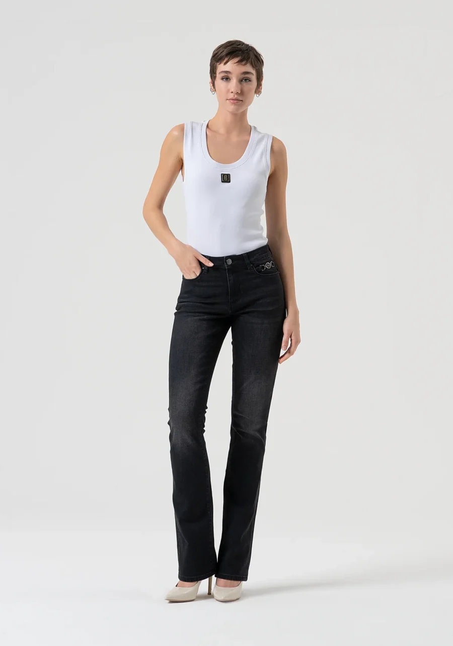 Vaqueros bootcut con efecto push-up confeccionados en denim negro con lavado oscuro - Imagen 6