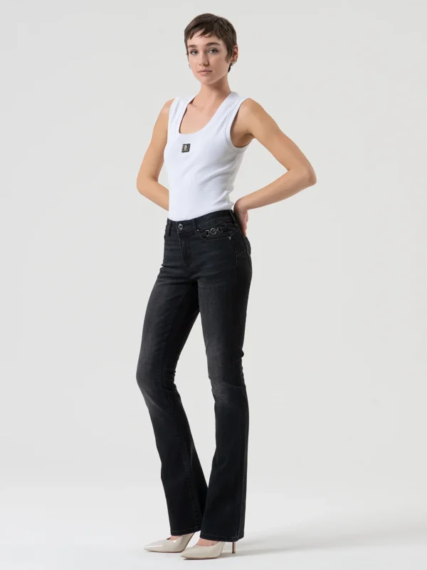 Vaqueros bootcut con efecto push-up confeccionados en denim negro con lavado oscuro
