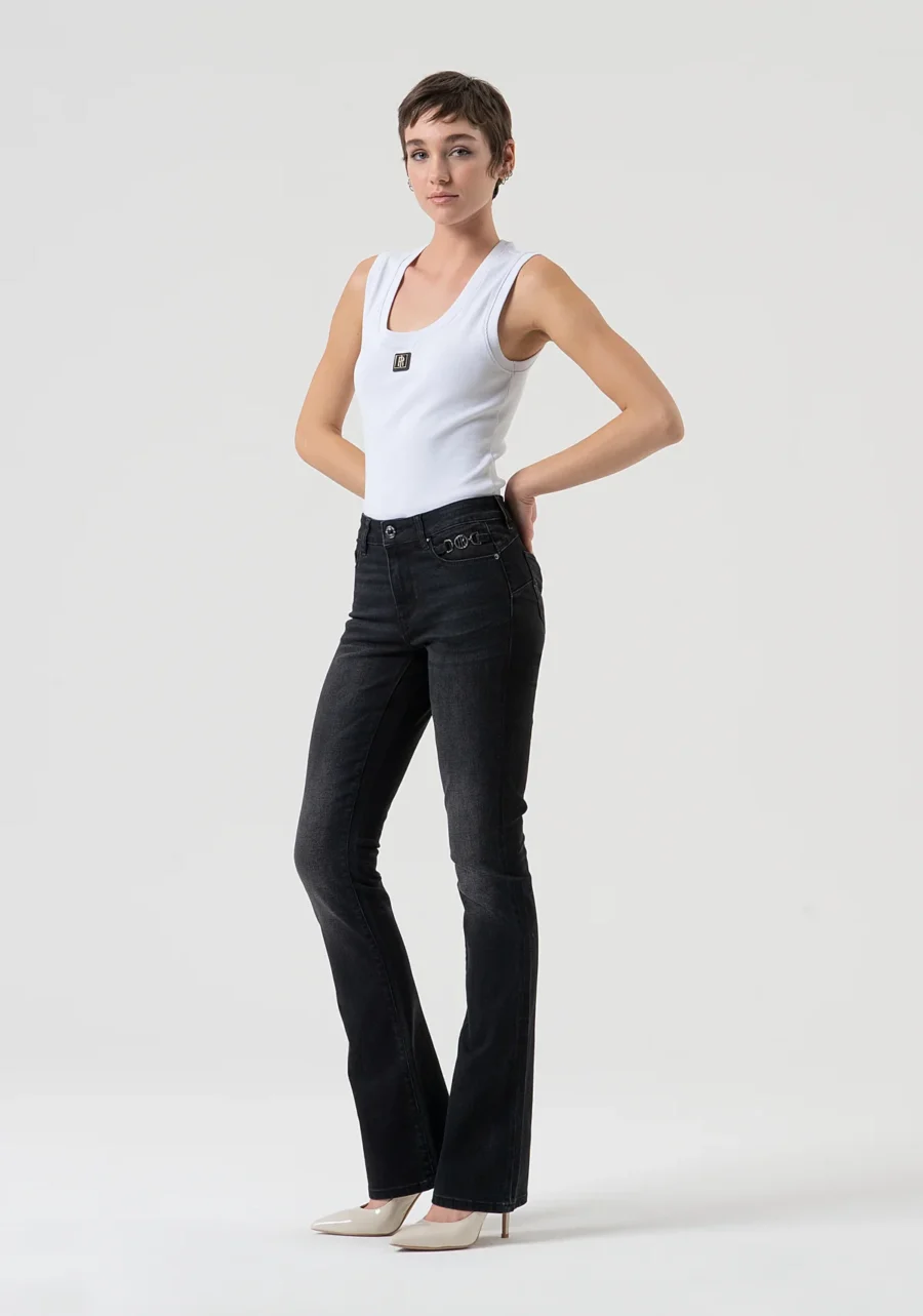 Vaqueros bootcut con efecto push-up confeccionados en denim negro con lavado oscuro