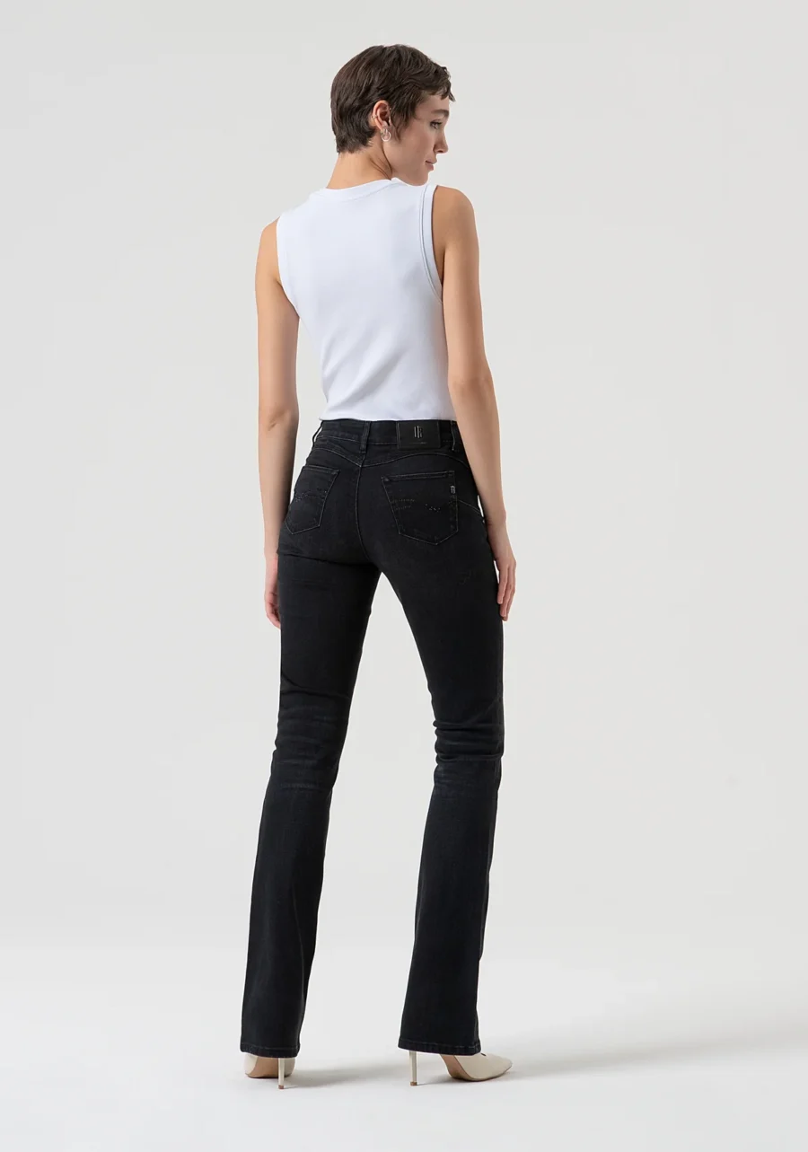 Vaqueros bootcut con efecto push-up confeccionados en denim negro con lavado oscuro - Imagen 3