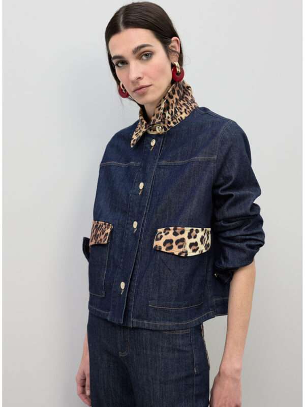 Cazadora denim con detalles leopardo