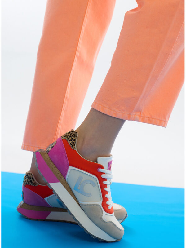 Deportiva con plataforma tricolor en tejidos combinados y detalles en piel