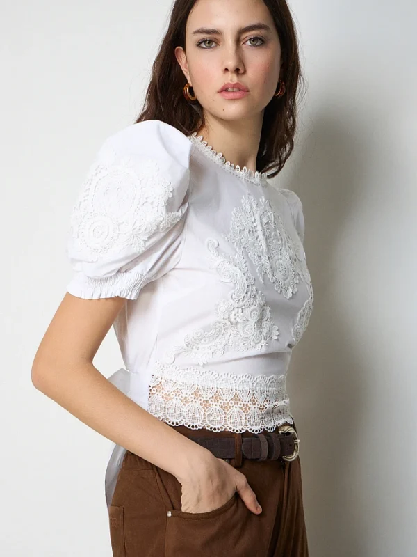 Blusa de encaje con hombros abullonados