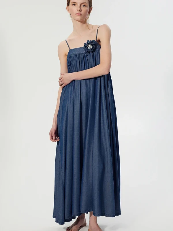 Vestido vaquero maxi con flor