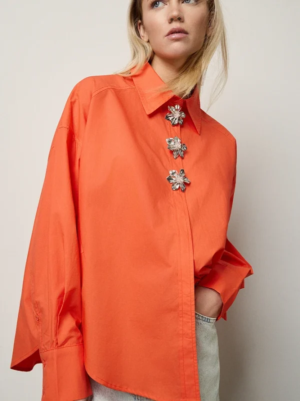 Camisa con botones decorativos