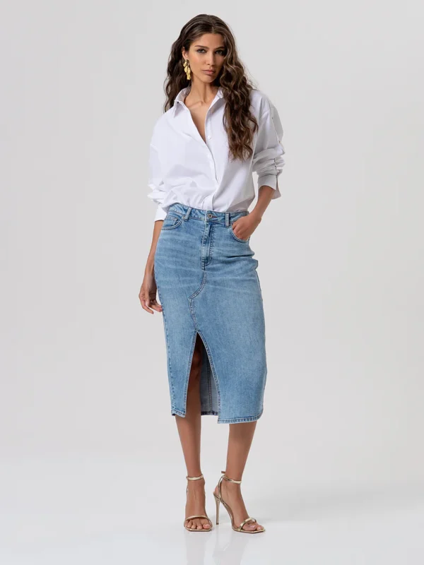 Falda de corte regular de longitud media hecha en vaquero con lavado ligero