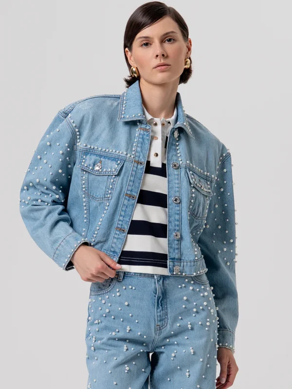 Chaqueta de corte regular hecha en vaquero, con lavado claro y perlas