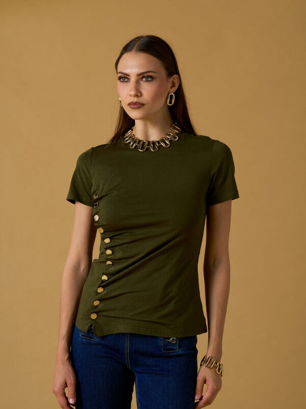 Camiseta con botones abribles