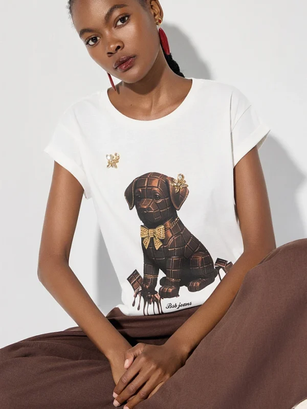 Camiseta con estampados y adornos de pedrería