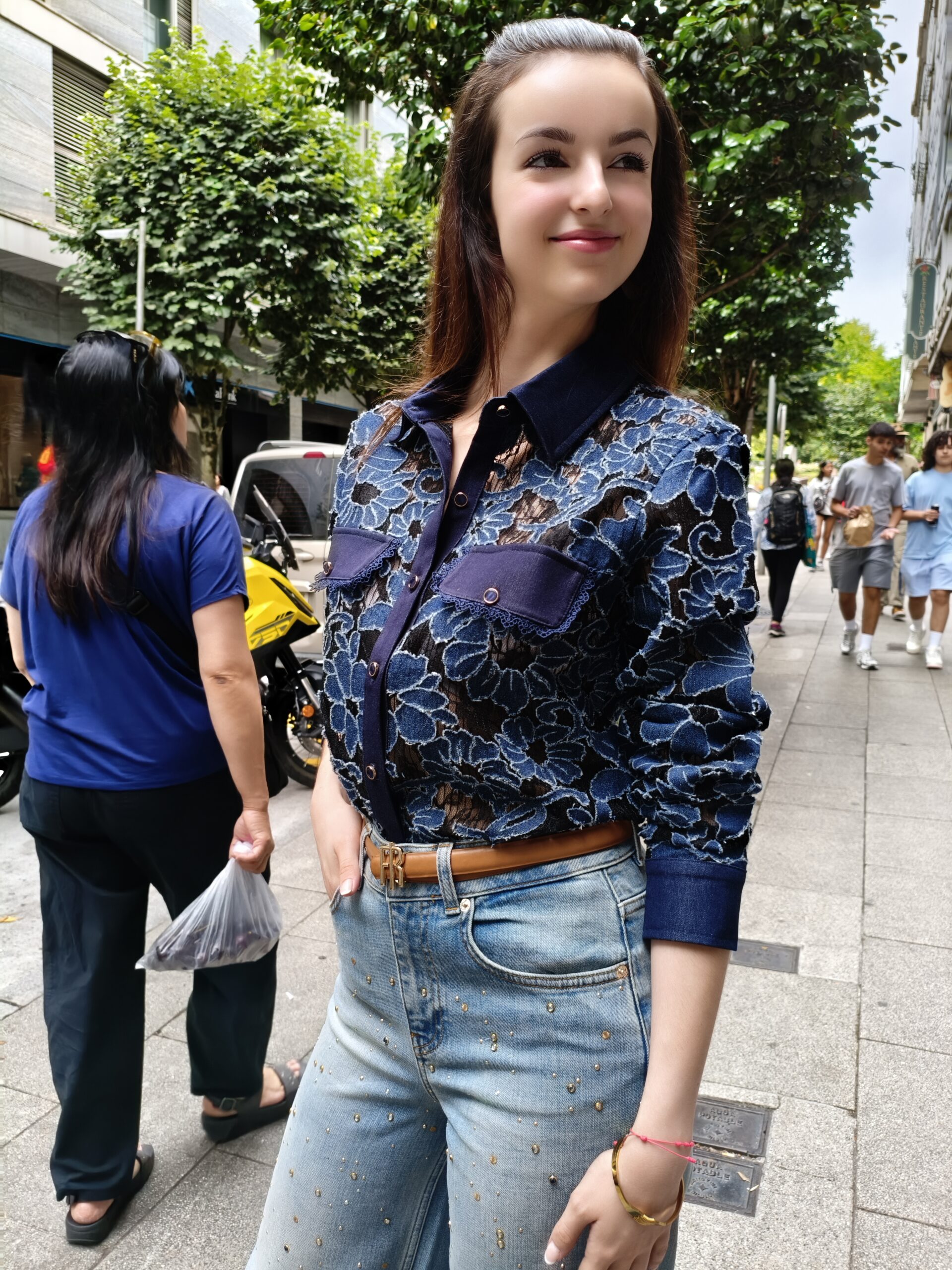 Blusa de encaje floral con detalles denim O/I26 - Imagen 3