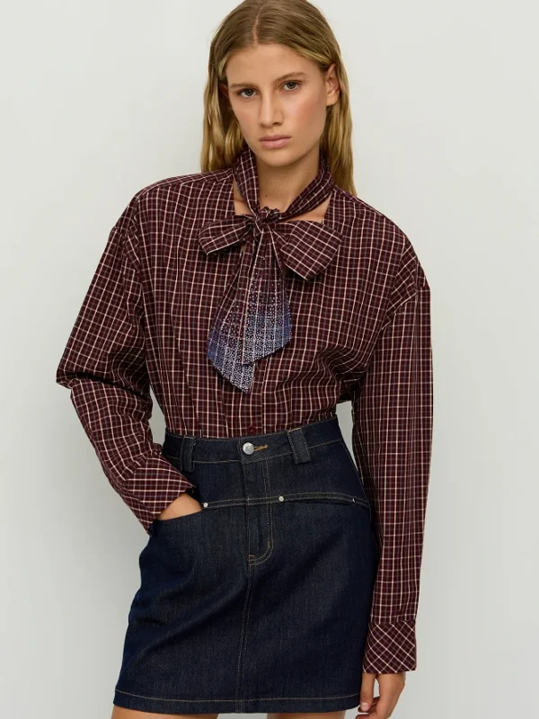 Camisa de cuadros con un lazo de pedrería,