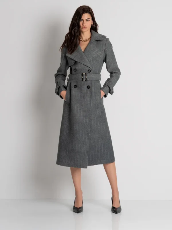 Abrigo trench fit regular hecho de tela de rayas finas con lana