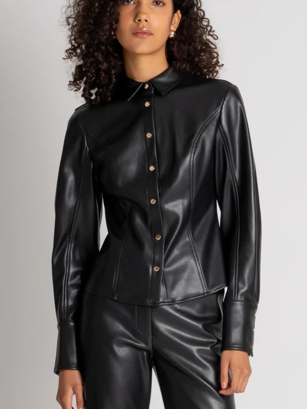 Camisa ajustada hecha en cuero sintético