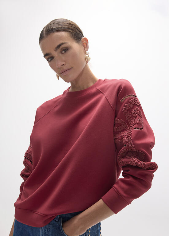 Sudadera manga raglan cuello caja (pinza) bordado de flores en ambos brazos
